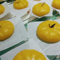 Cute little pumpkins and simple pumpkin cakes