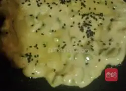 Quick Breakfast ~ Illustration of how to make zucchini, black sesame and egg pancakes 2