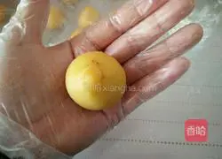 Illustration of how to make jujube egg yolk cake 17