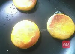  Illustration of how to make pumpkin cake (purple potato filling) 11