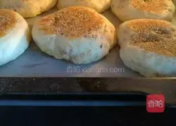 Illustration of how to make crispy five-spice sesame cake 10