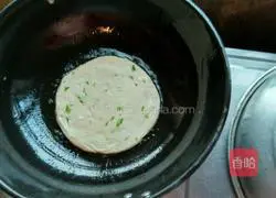 Illustration of how to make butter scallion pancake 5