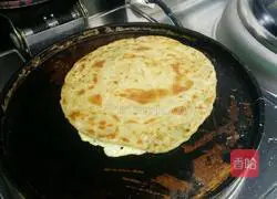 Illustration of how to make green onion cake 8