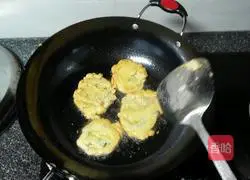 Chopped green onion eggs Illustration of how to make cake 6