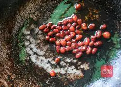 Illustration of how to make peanut and purple cabbage pancakes 3