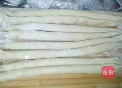 Illustration of how to make dough cakes 9