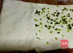 Illustration of how to make scallion pancakes 5