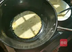 Illustration of how to make banana egg pancake 4