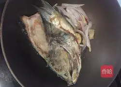 Illustration of how to make fish head stewed bean cake 12