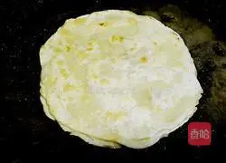 Illustration of how to make small onion pancakes 5