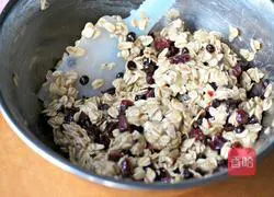 Illustration of how to make banana oatmeal energy cookies 2