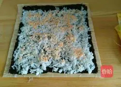 Illustration of how to make spicy cabbage sushi 4