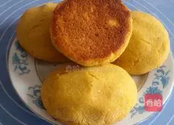 Illustration of how to stick cornmeal on cakes 3