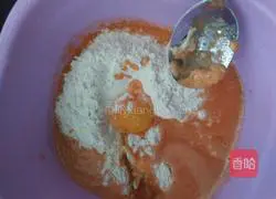 Illustration of how to make carrot and green onion egg pancake 2