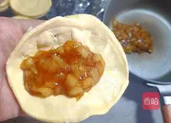 Illustration of how to make a bite of apple crisp 10