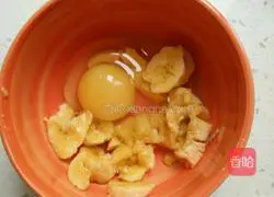 Illustration of how to make banana egg pancake 1