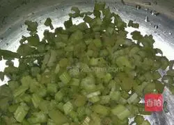 Illustration of how to make fungus, melon, celery and egg pancake 3