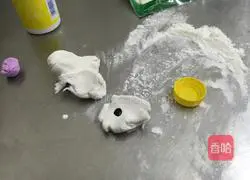 Illustration of how to make fondant cake flowers 1