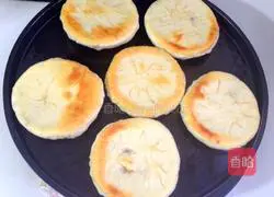 Illustration of how to make yeast meat pie 11