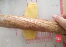 Illustration of how to make golden meat waffles 10