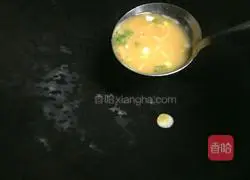 Illustration of how to make whitebait pancakes 5