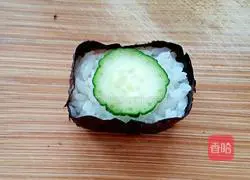 Illustration of how to make caviar sushi 8