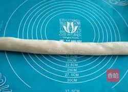 Illustration of how to make scallion pancake 3