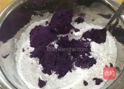 Illustration of how to make purple sweet potato and lotus paste glutinous rice cake 3