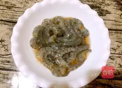 Illustration of how to make potato and shrimp cakes 2