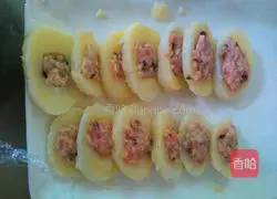 Illustration of making mashed potato cakes 3