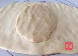 Illustration of how to make shortbread with red bean paste filling 4