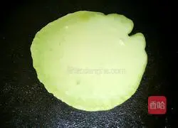 Illustration of how to make lettuce pancakes 4