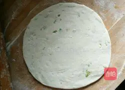 Illustration of how to make scallion pancakes 7