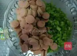 Illustration of how to make sausage noodles 2