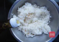 Illustration of how to make salad meat floss sushi roll 2