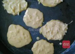 Fry Illustration of how to make potato pancakes (home-cooked version) 3