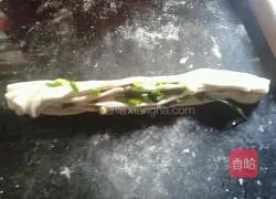 Illustration of how to make scallion pancakes 5