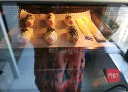 Illustration of how to make grilled sausages with hand cakes 12