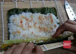 Illustration of how to make sushi 13