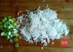 Illustration of how to make shredded white radish pancakes 2