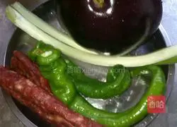 Illustration of how to make green pepper and eggplant sausage cakes 2