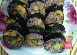 Illustration of how to make black rice and meat floss sushi 6
