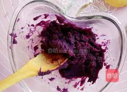 Illustration of how to make black sesame pumpkin cake 6