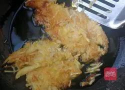 Illustration of how to make fried potato pancakes 5