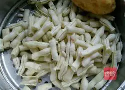 Illustration of how to make Northeastern vegetable stewed cakes 1