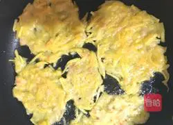 Illustration of how to make crispy potato pancakes 7