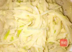 Illustration of how to make potato shredded cake 3