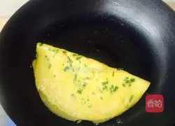 Illustration of how to make Korean egg and green onion pancake 8