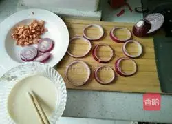 Illustration of how to make onion ring pancakes 1