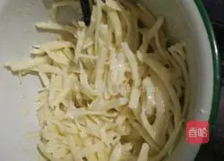 Illustration of how to make potato pancakes 1